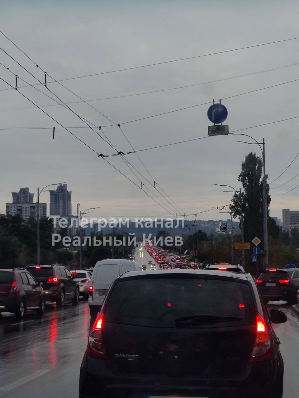 У Києві вранці виникло кілька великих заторів: де ускладнено рух авто. Фото