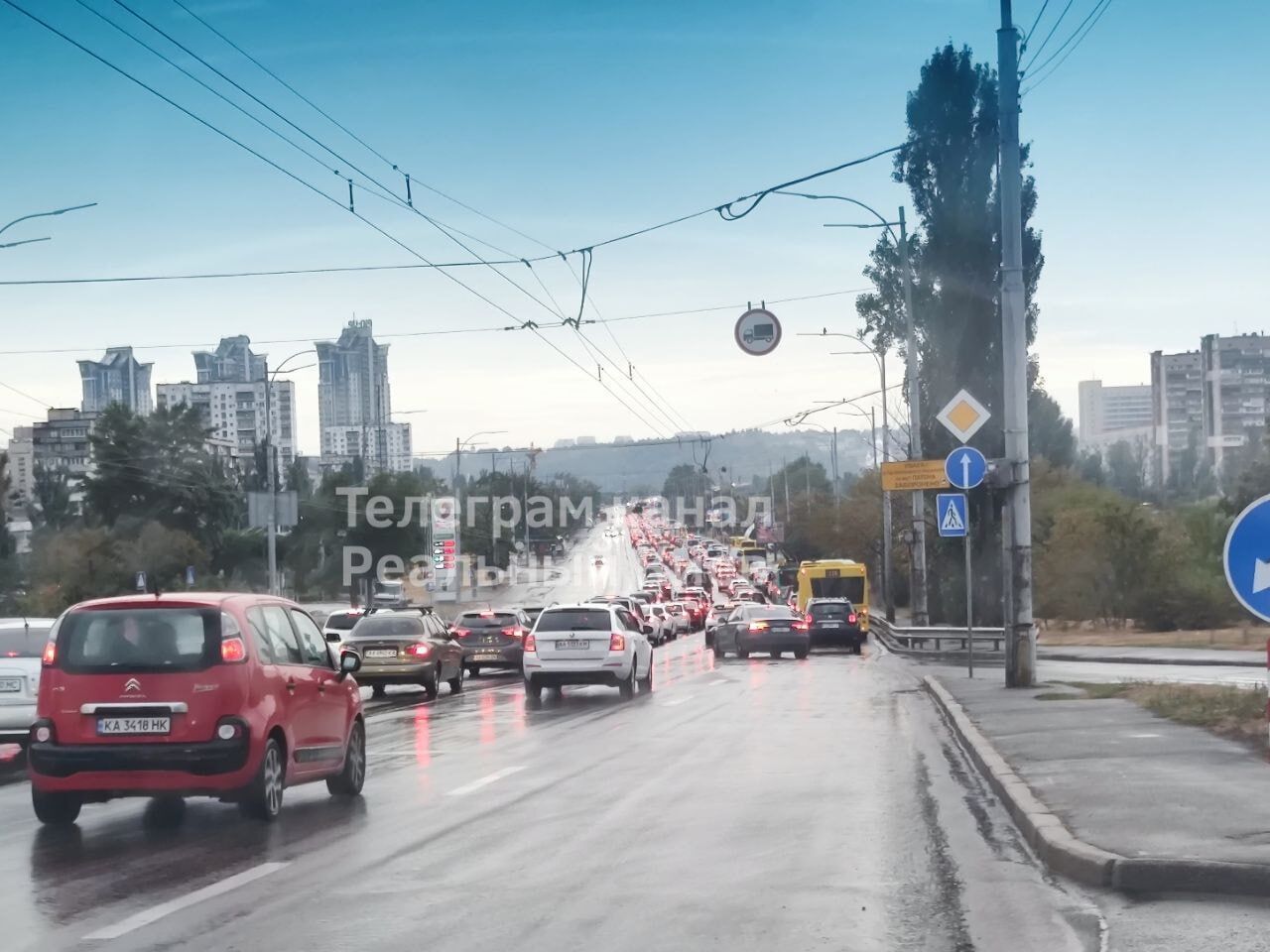 У Києві вранці виникло кілька великих заторів: де ускладнено рух авто. Фото