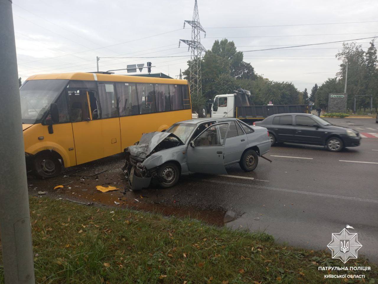 Под Киевом произошла авария с участием легковушки и маршрутки: подробности и фото