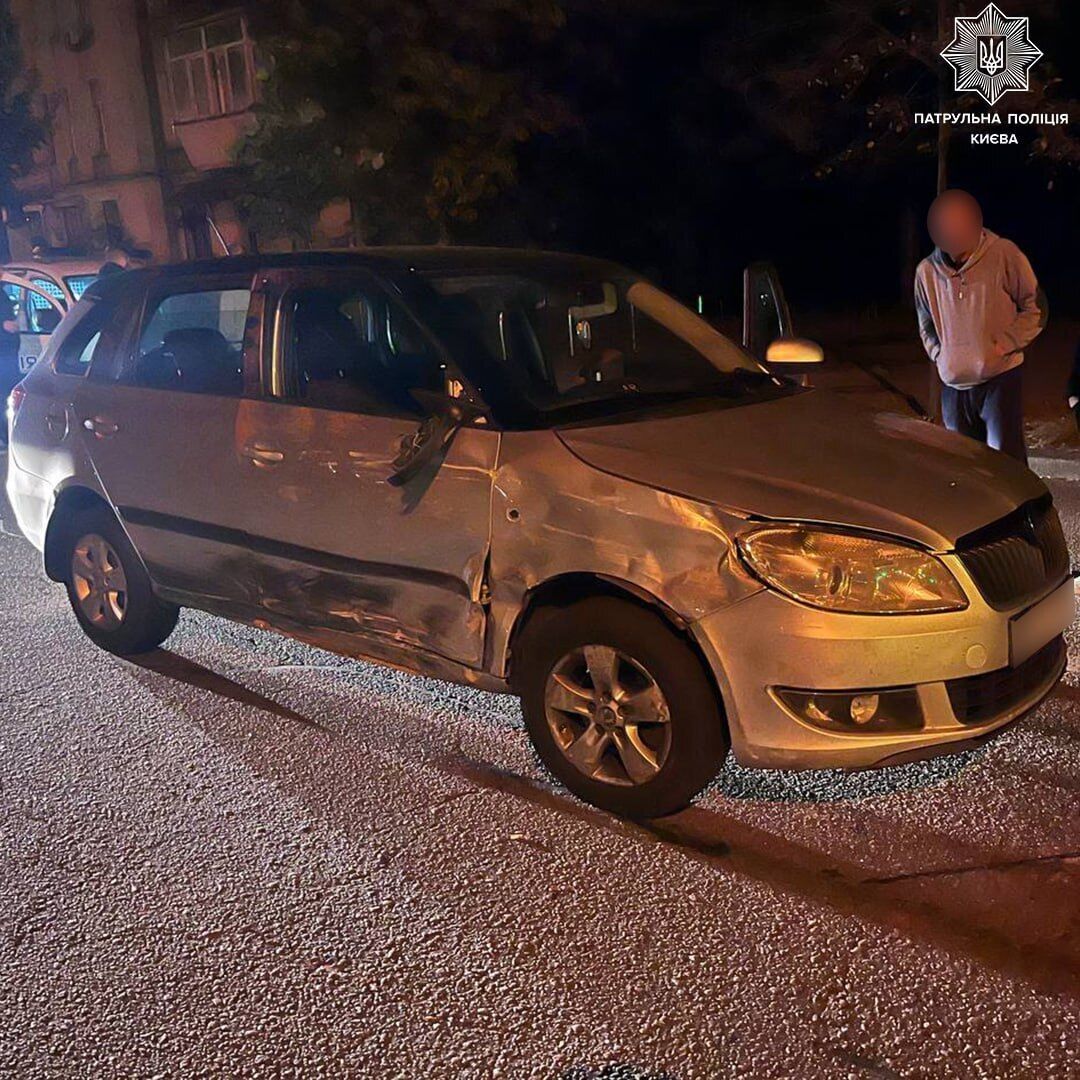 У Києві зіткнулися легковики: одну з машин потім на очах поліції намагалися викрасти двоє п’яних чоловіків. Фото
