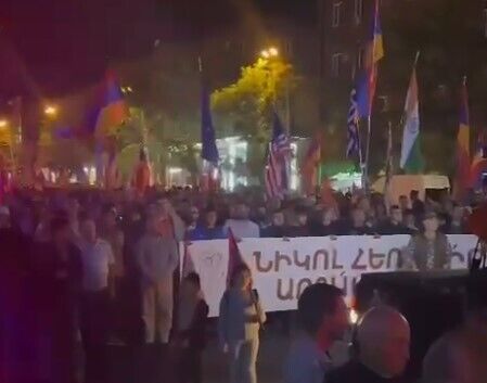 У Вірменії тривають протести на тлі ситуації в Нагірному Карабаху: Пашиняна хочуть відсторонити від влади 