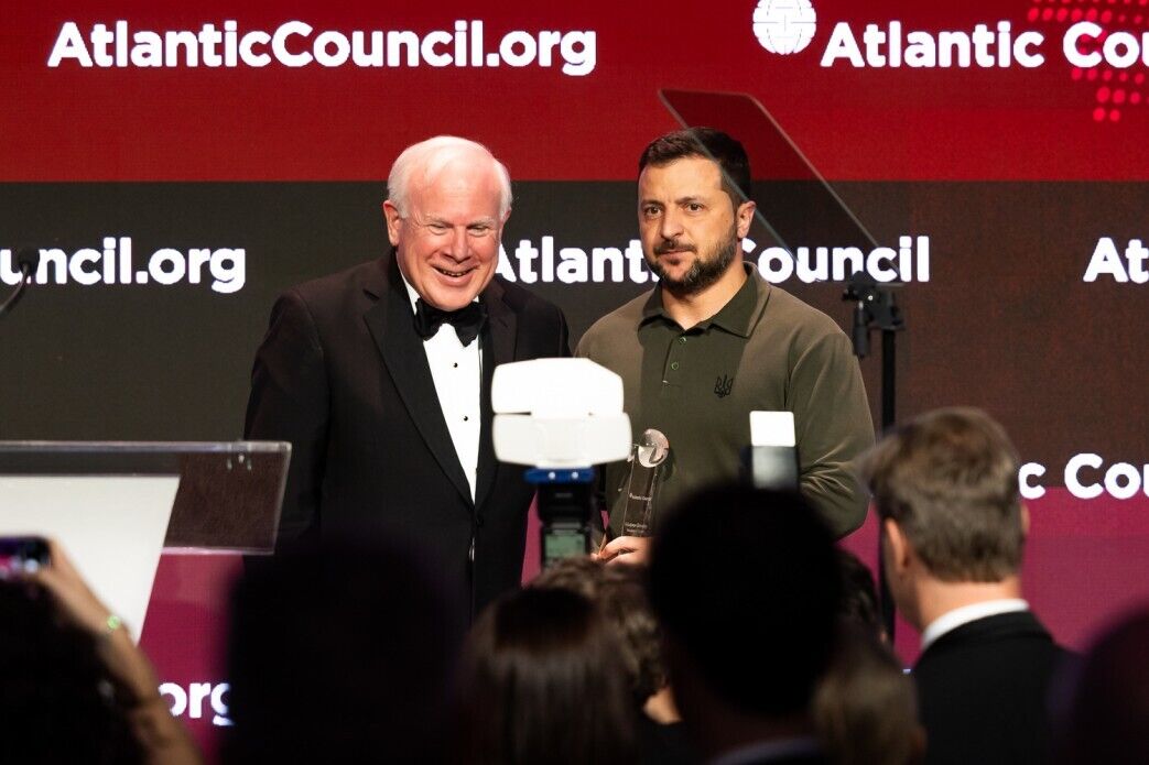 Зеленскому в США вручили премию Atlantic Council Global Citizen Awards. Видео