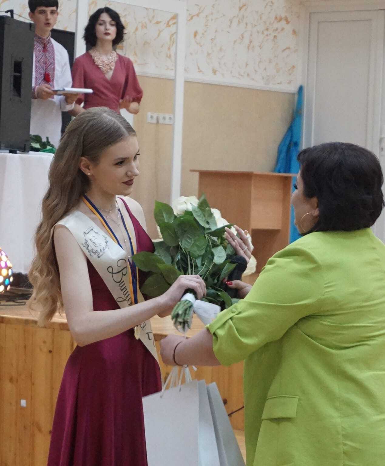 Випускниця з Буковини отримала 45 тисяч гривень за свої знання: вона набрала 600 балів на НМТ