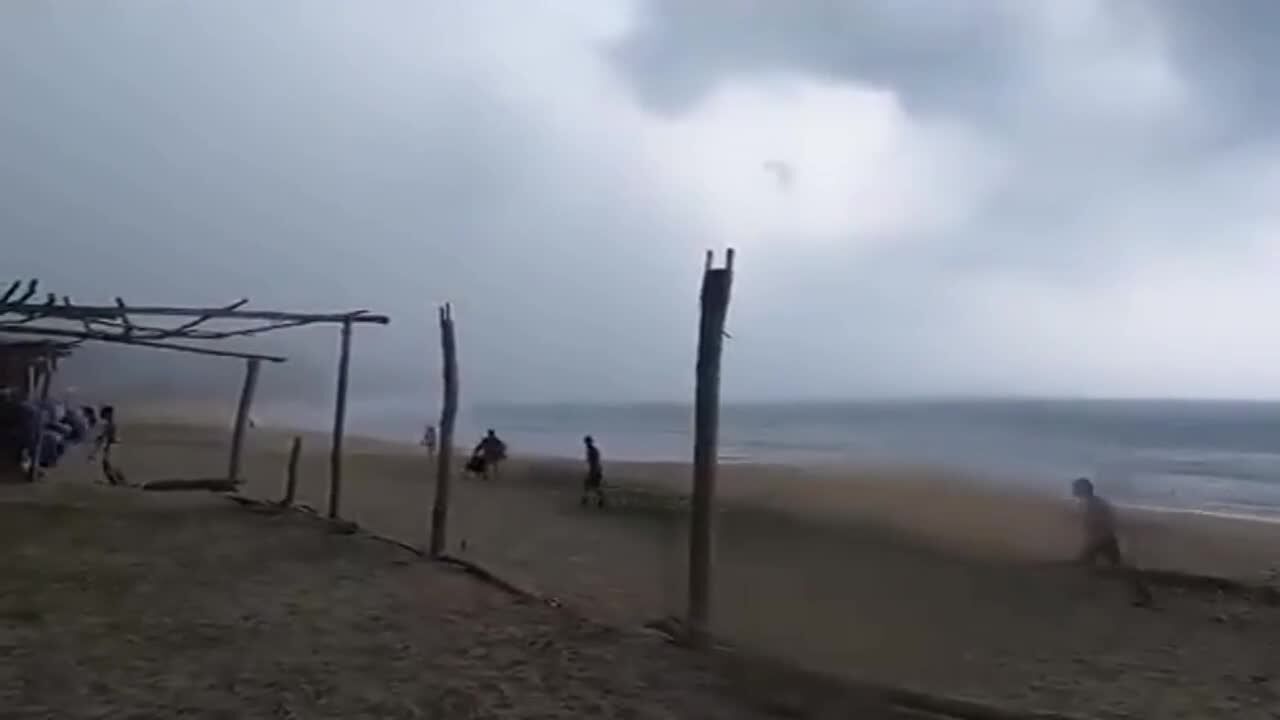 В Мексике молния убила людей на пляже: жуткий момент попал на видео