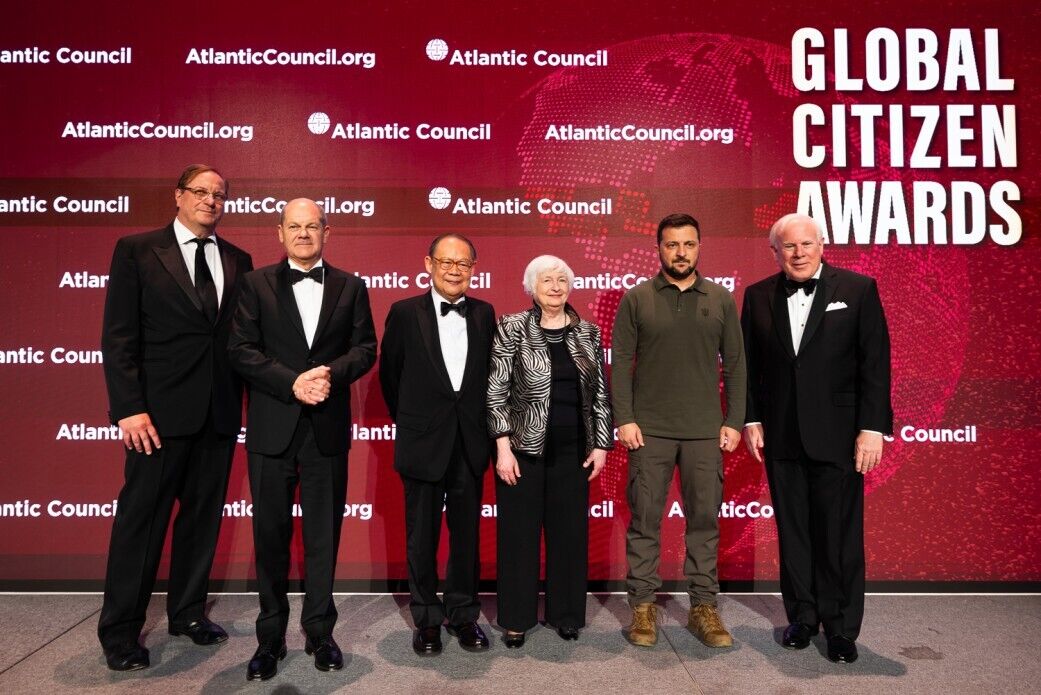Зеленскому в США вручили премию Atlantic Council Global Citizen Awards. Видео