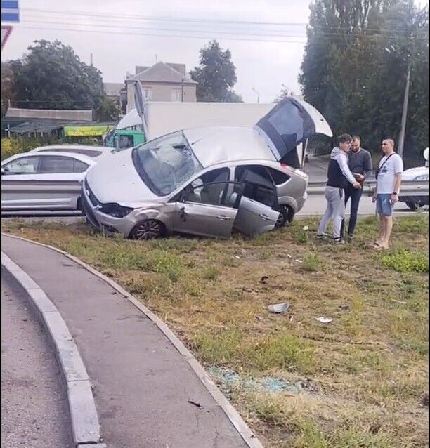 В Киеве произошла авария с участием двух машин: одна из легковушек несколько раз перевернулась. Видео