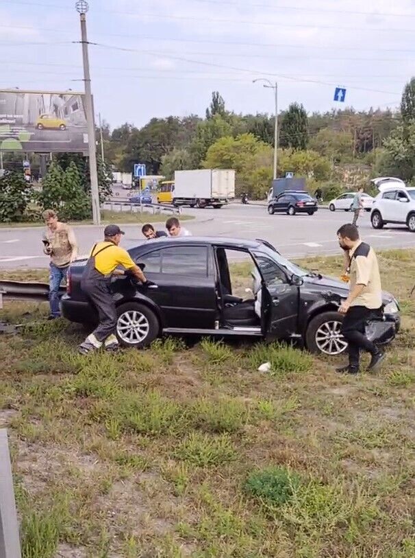 В Киеве произошла авария с участием двух машин: одна из легковушек несколько раз перевернулась. Видео