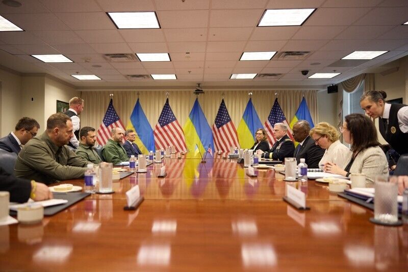 Обговорили постачання засобів дальнього ураження: Зеленський у Пентагоні зустрівся з міністром оборони США Остіном. Фото