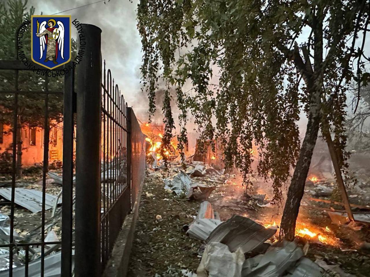 В Киеве прогремели взрывы, из-за падения обломков есть разрушения: среди пострадавших – 9-летняя девочка. Фото