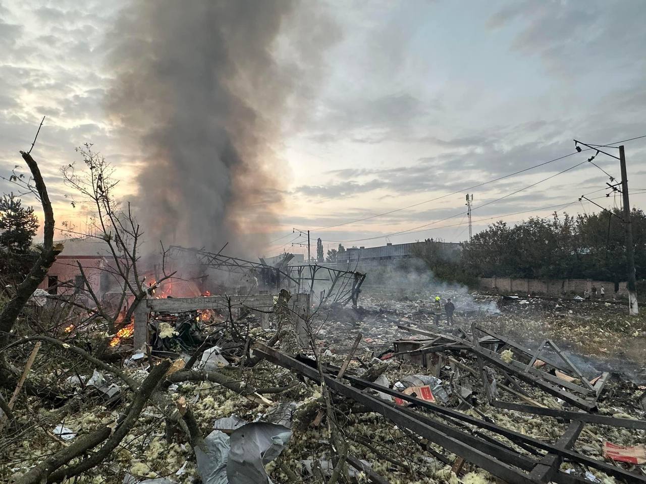 У Києві прогриміли вибухи, через падіння уламків є руйнування: серед постраждалих – 9-річна дівчинка. Фото