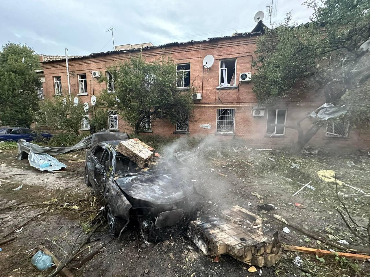 У Києві прогриміли вибухи, через падіння уламків є руйнування: серед постраждалих – 9-річна дівчинка. Фото