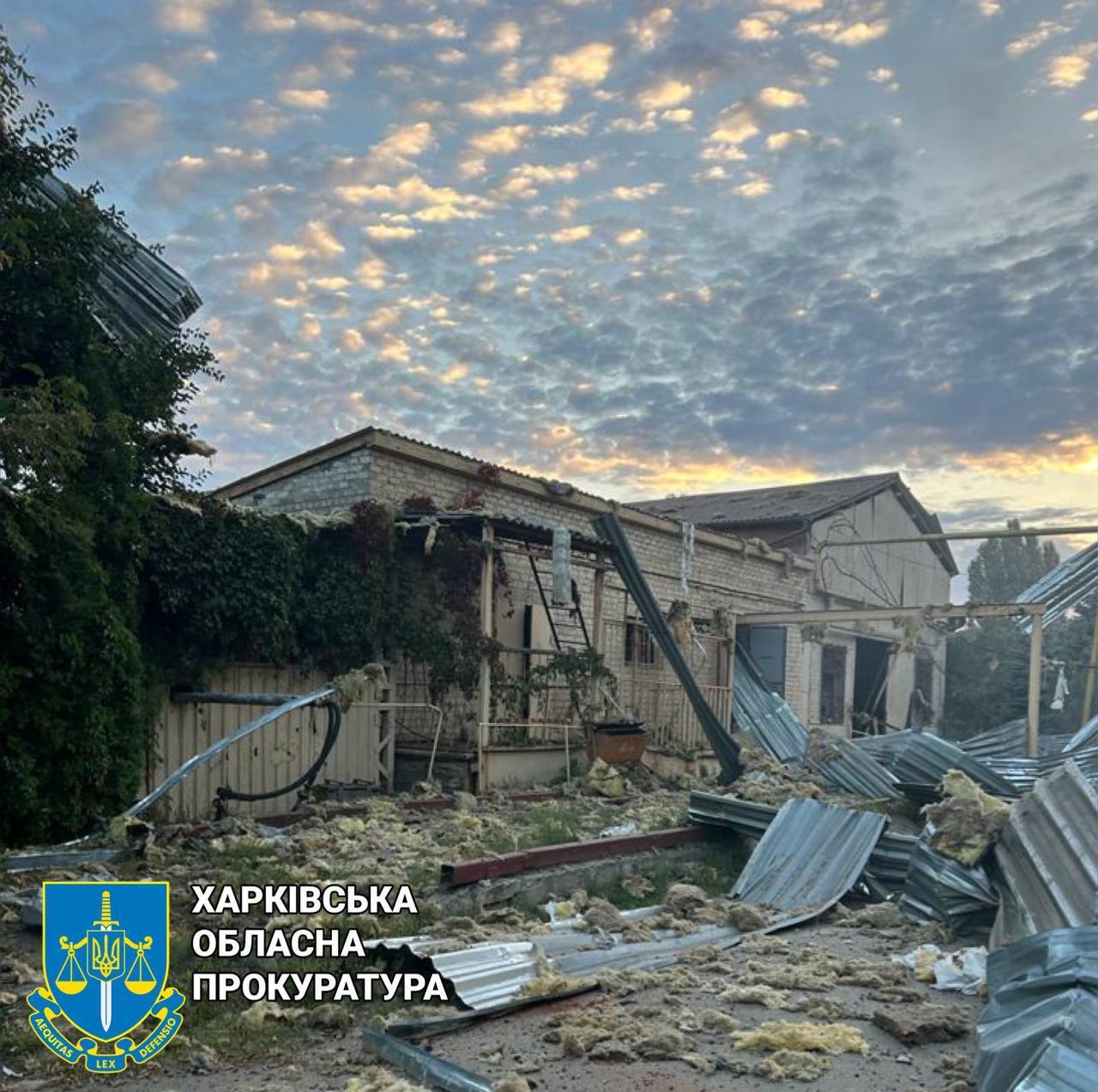 Оккупанты нанесли шесть ударов по Харькову: разрушено складское здание, есть пострадавшие. Фото
