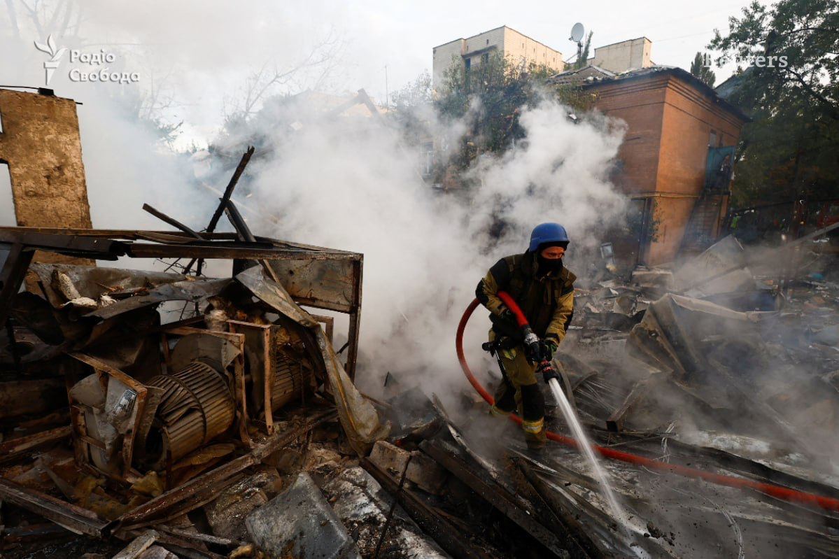 У Києві прогриміли вибухи, через падіння уламків є руйнування: серед постраждалих – 9-річна дівчинка. Фото