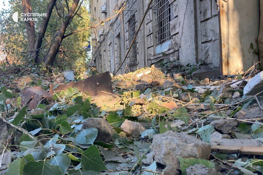Окупанти завдали шість ударів по Харкову: зруйновано складську будівлю, є постраждалі. Фото