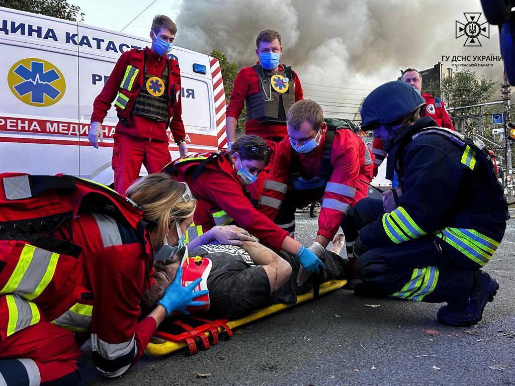 В Черкассах есть попадание в гостиницу, возник пожар: пострадали 11 человек. Фото и видео
