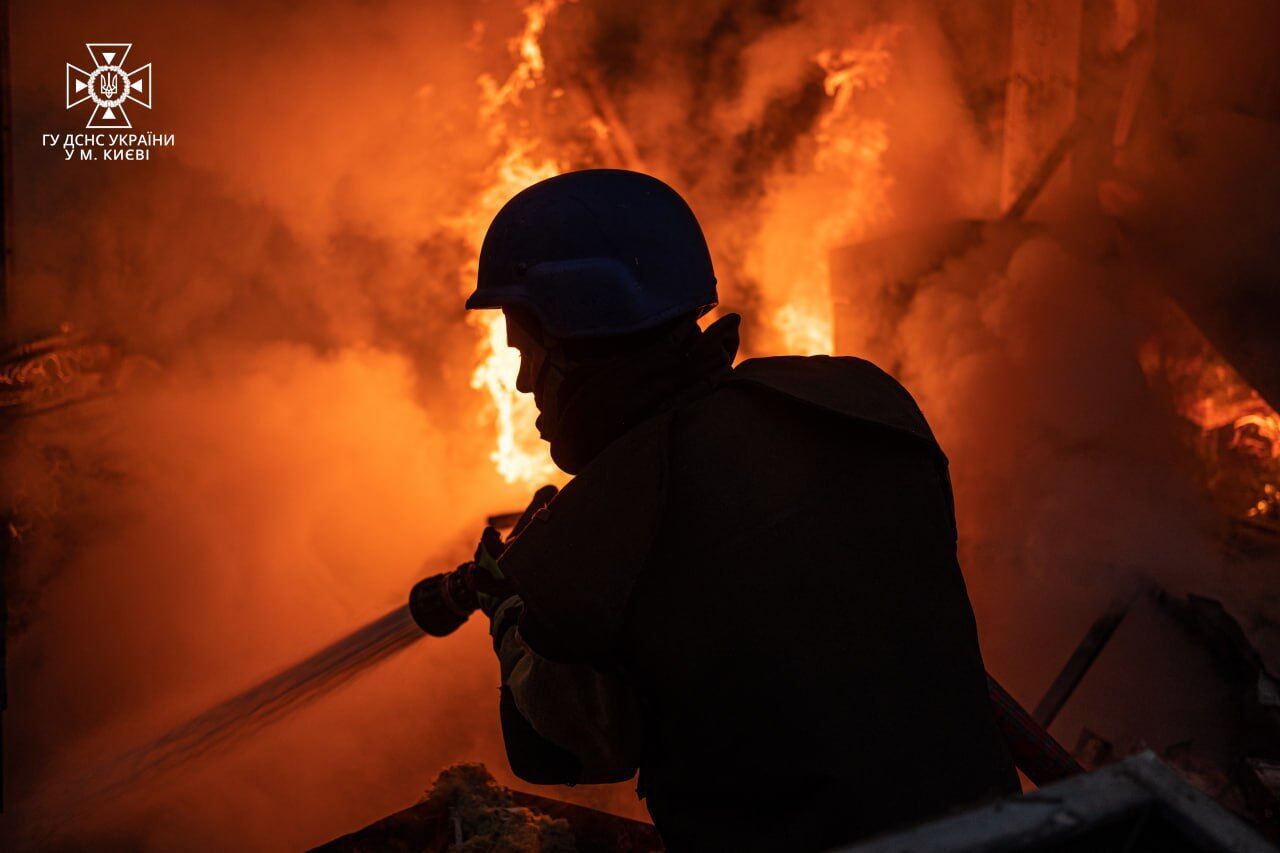 В Киеве прогремели взрывы, из-за падения обломков есть разрушения: среди пострадавших – 9-летняя девочка. Фото