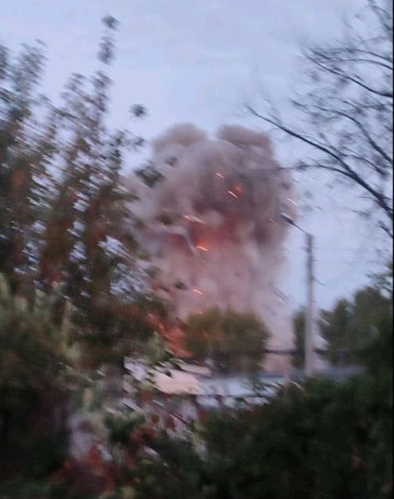 У Криму пролунали потужні вибухи: у Севастополі спалахнула пожежа. Фото і відео