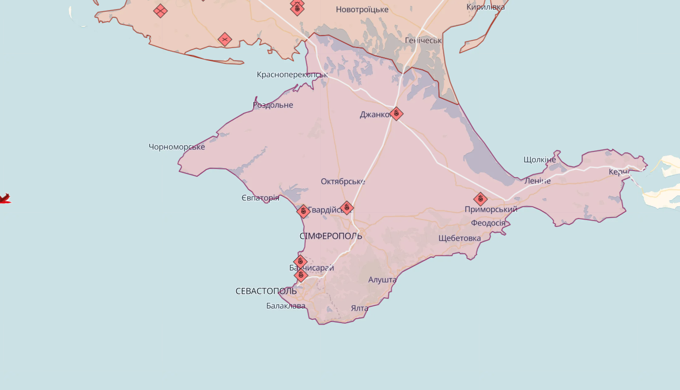 У Криму пролунали потужні вибухи: у Севастополі спалахнула пожежа. Фото і відео