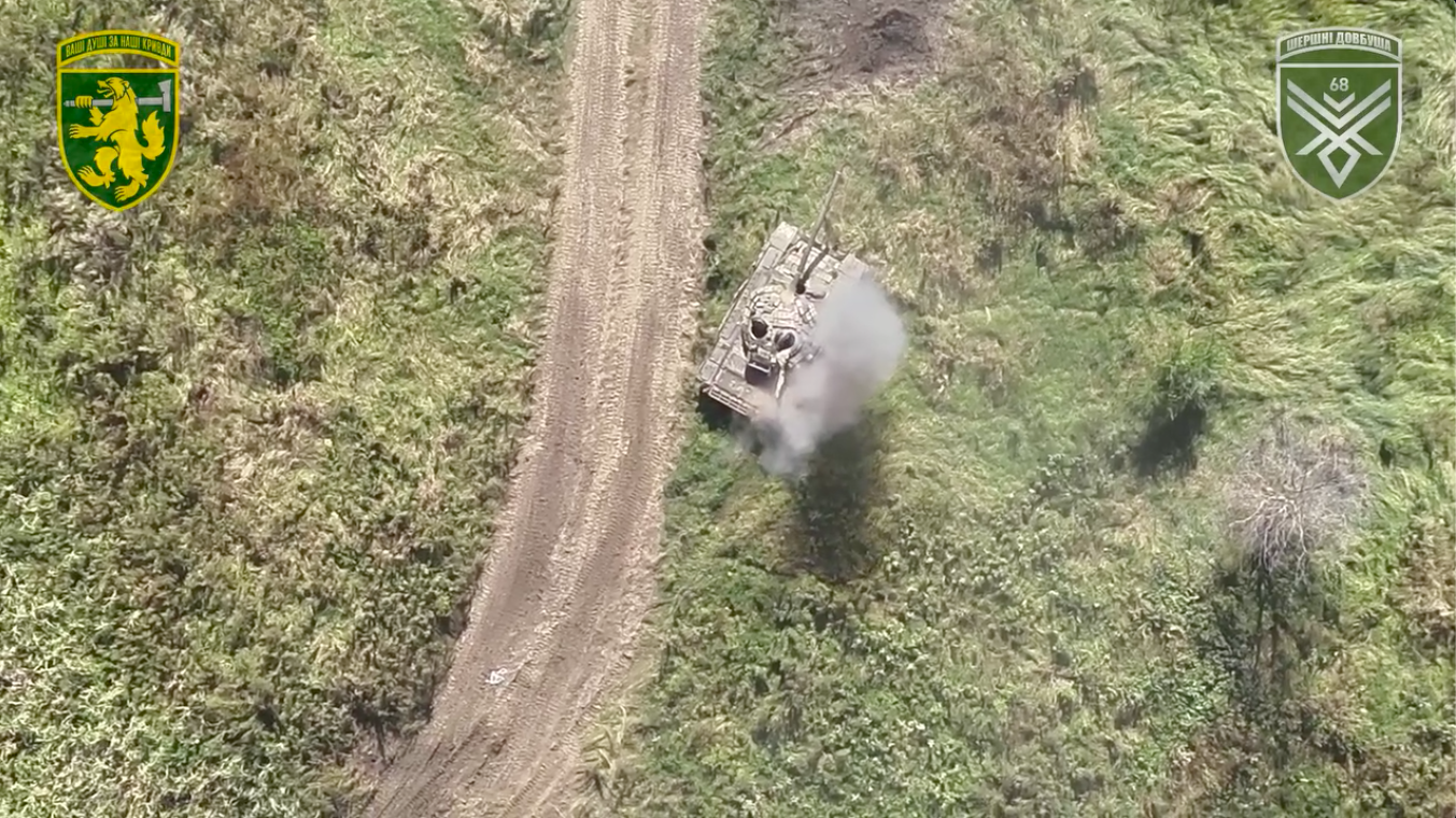 "Шершні Довбуша" боляче жалять ворожі танки": воїни 68-ої бригади показали, як нищать техніку РФ на фронті. Відео
