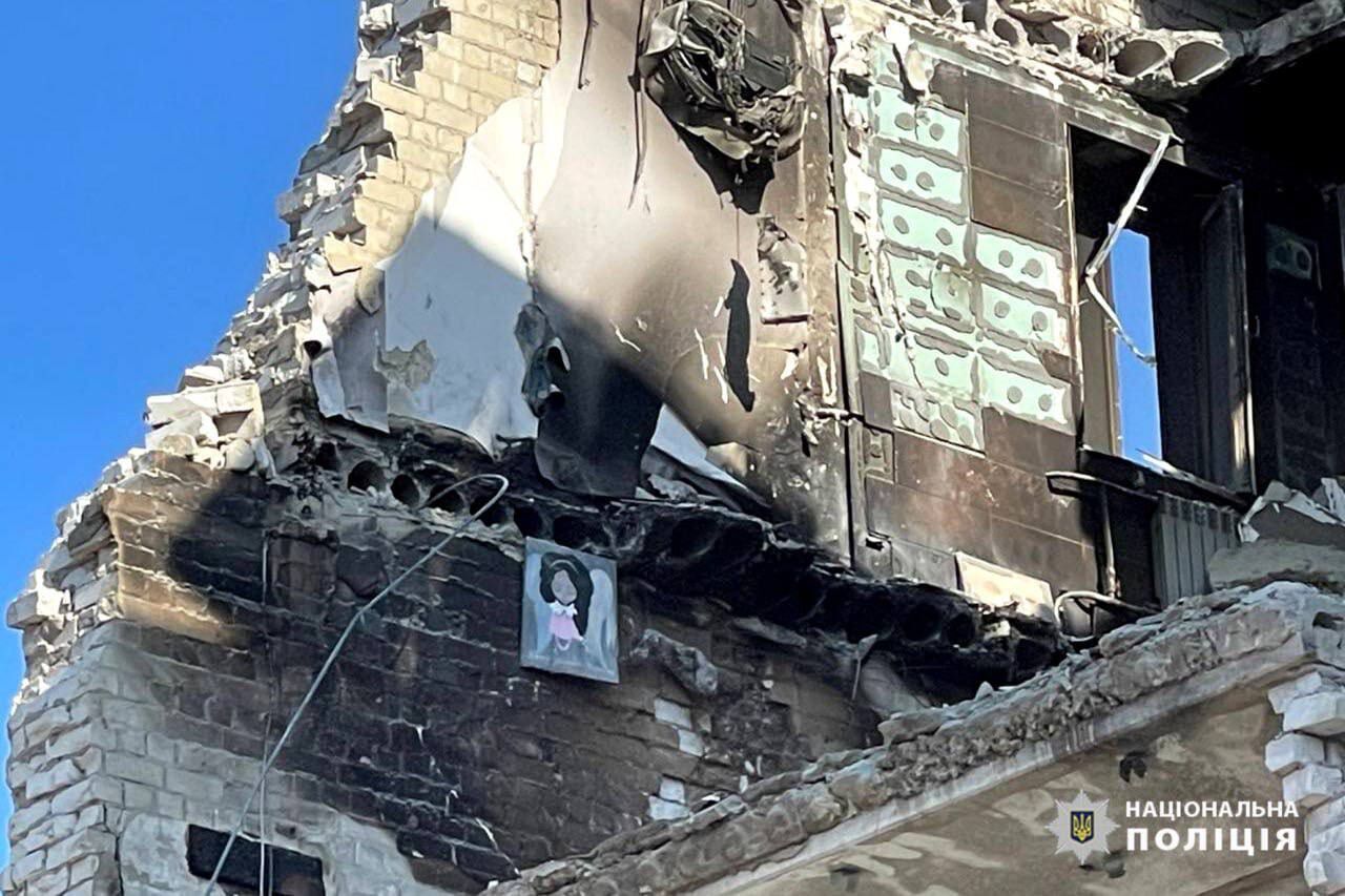 "Боже, сохрани Украину": на уцелевшей стене разрушенной россиянами гостиницы в Черкассах нашли красноречивую картину. Фото