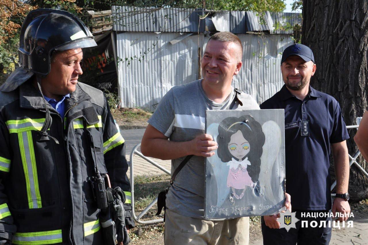 "Боже, збережи Україну": на вцілілій стіні зруйнованого росіянами готелю у Черкасах знайшли промовисту картину. Фото