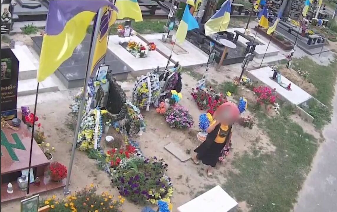На Киевщине разоблачили двух женщин, которые обокрали могилы погибших Героев: преступление зафиксировала камера. Видео