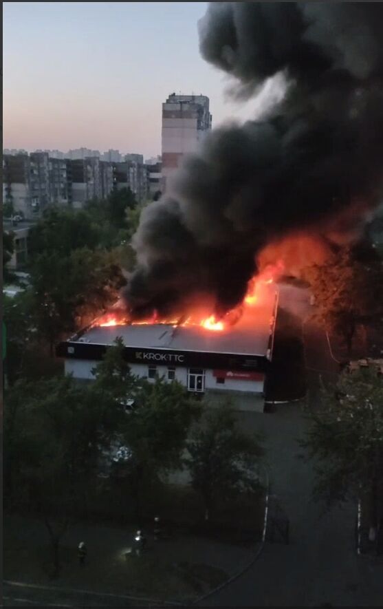 У Києві сталась масштабна пожежа в приміщенні сервісу побутової техніки. Фото і відео