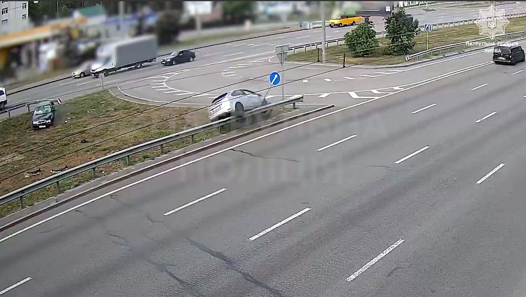 Авто несколько раз перевернулось: появилось видео момента ДТП на Окружной дороге в Киеве