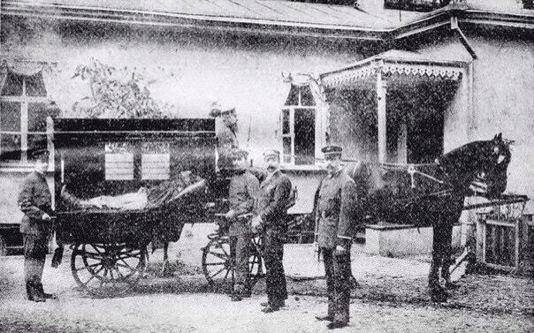 Открыли в 1902 году, а на вызовы ездили санитарные кареты: история первой станции скорой медицинской помощи в Киеве. Фото