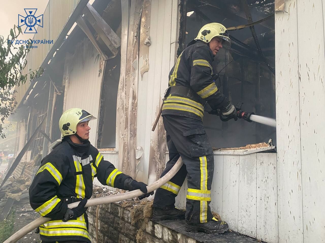 В Киеве произошел масштабный пожар в помещении сервиса бытовой техники. Фото и видео