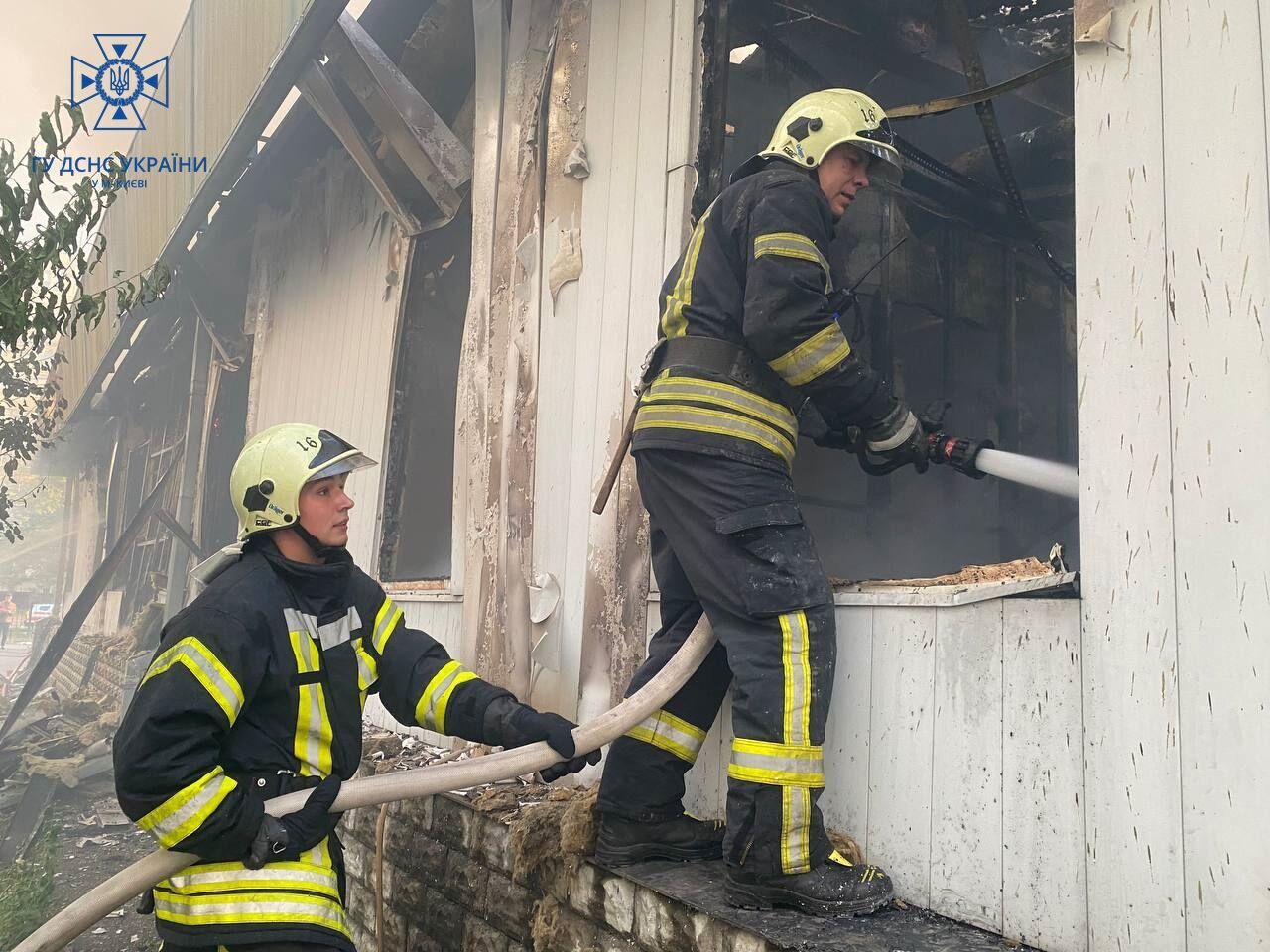 У Києві сталась масштабна пожежа в приміщенні сервісу побутової техніки. Фото і відео