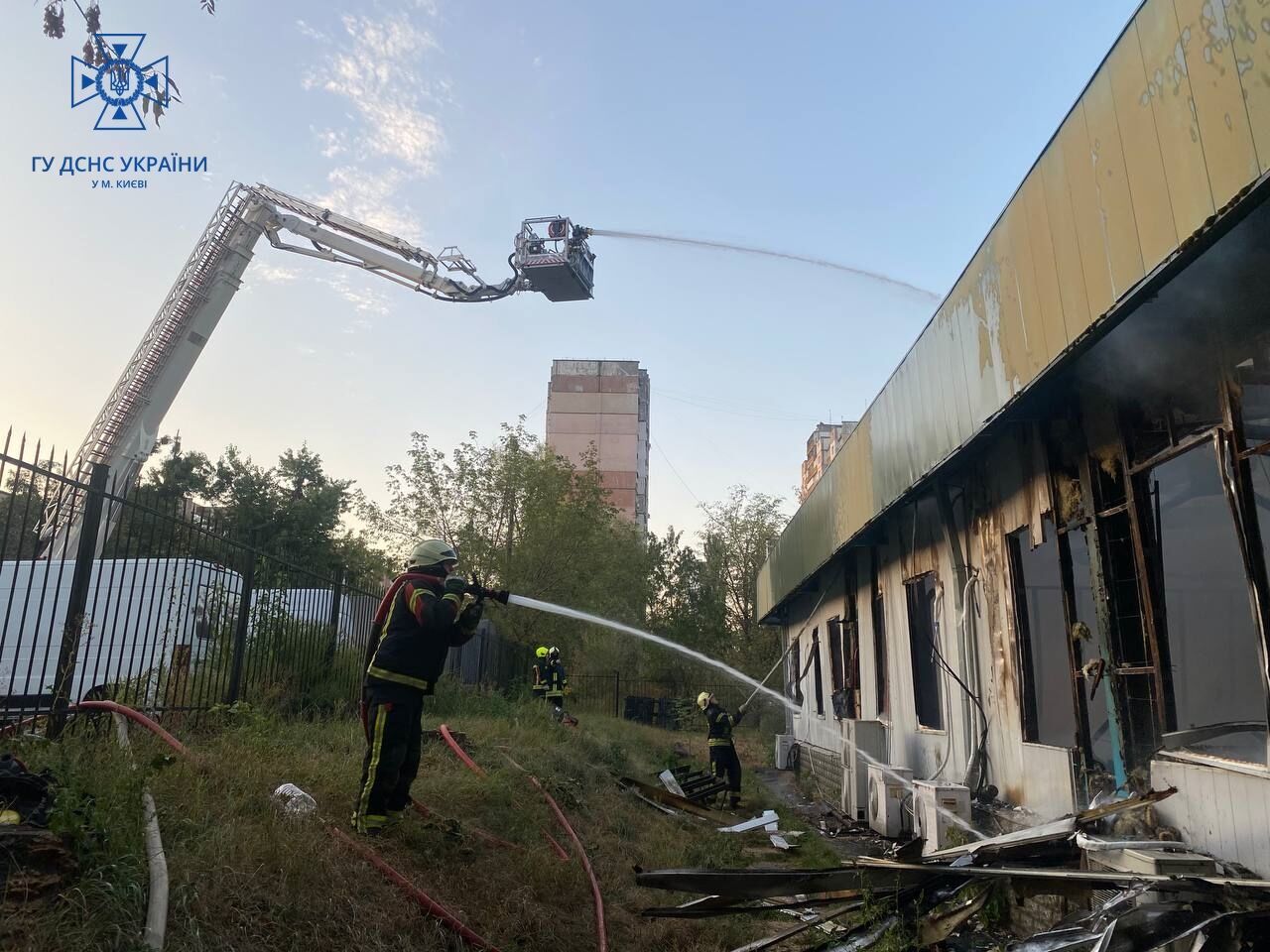 У Києві сталась масштабна пожежа в приміщенні сервісу побутової техніки. Фото і відео