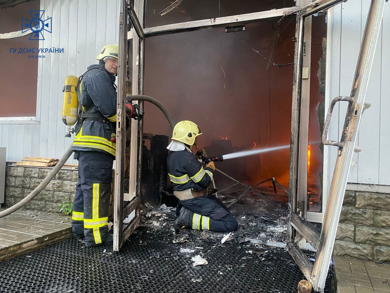 У Києві сталась масштабна пожежа в приміщенні сервісу побутової техніки. Фото і відео