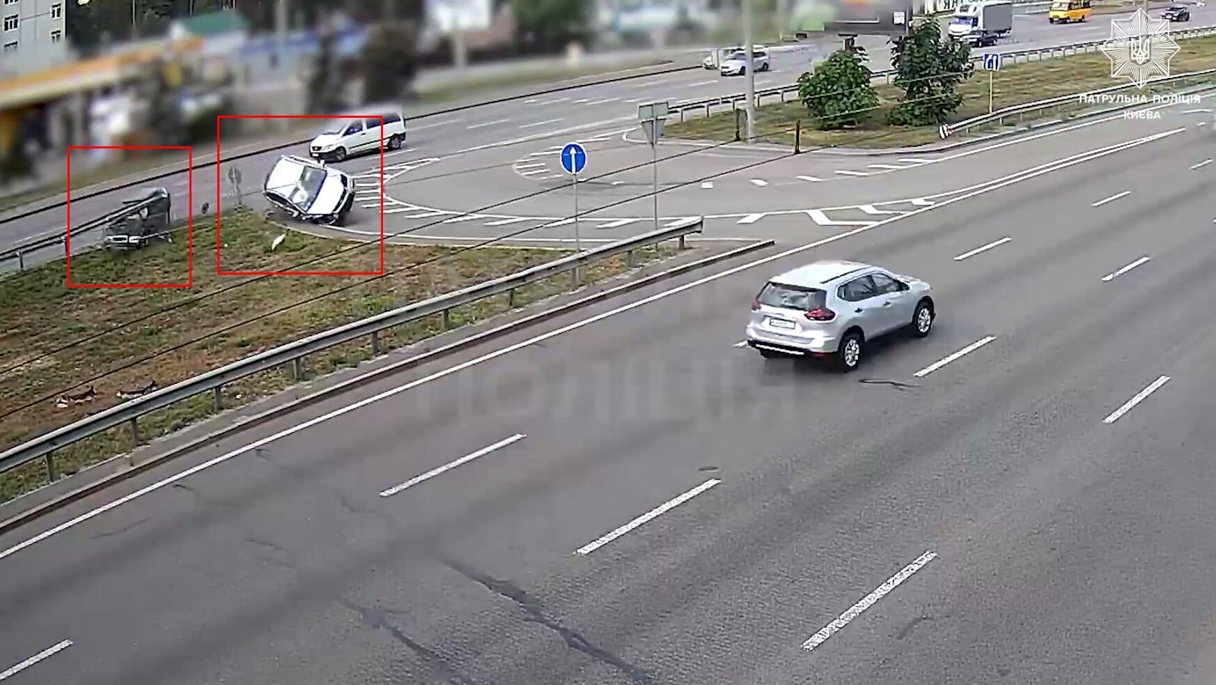 Авто несколько раз перевернулось: появилось видео момента ДТП на Окружной дороге в Киеве