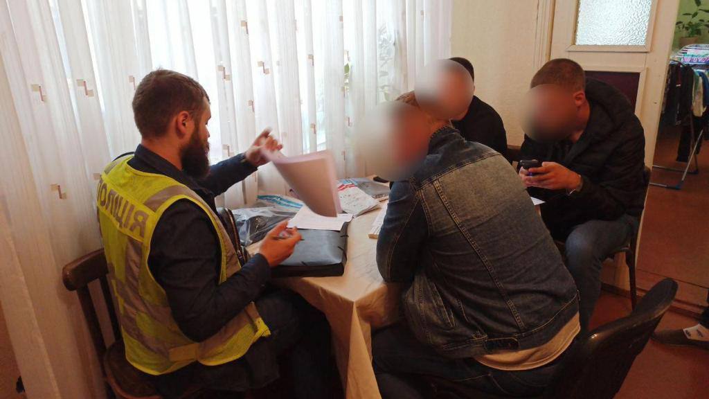 Могли пострадать не менее 50 человек: полицейские Киева разоблачили мошенника, продававшего несуществующие запчасти. Фото