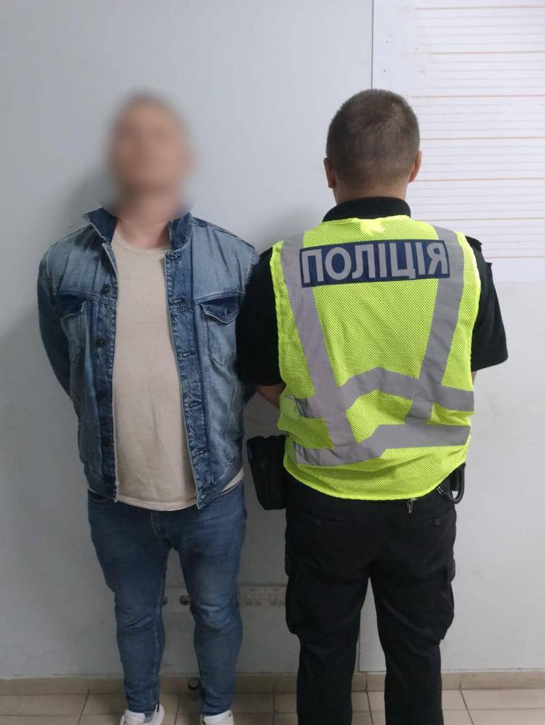 Могли постраждати щонайменше 50 осіб: поліцейські Києва викрили шахрая, який продавав неіснуючі запчастини. Фото