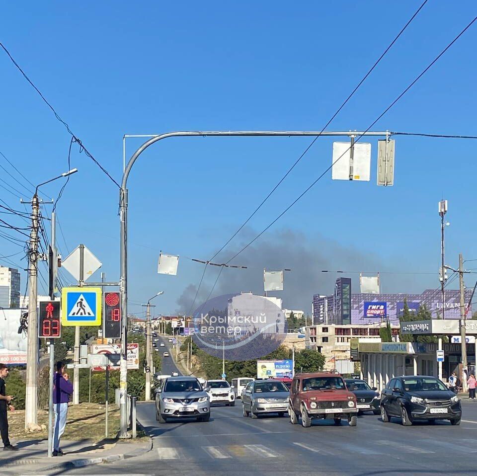 У ППО була обідня перерва? Кадри прямого влучання ракети у штаб ЧФ у Севастополі. Відео