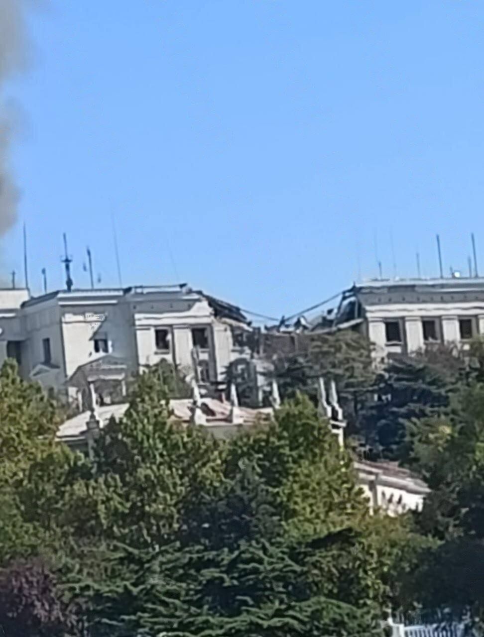 У ПВО был обеденный перерыв? Кадры прямого попадания ракеты в штаб ЧФ в Севастополе. Видео