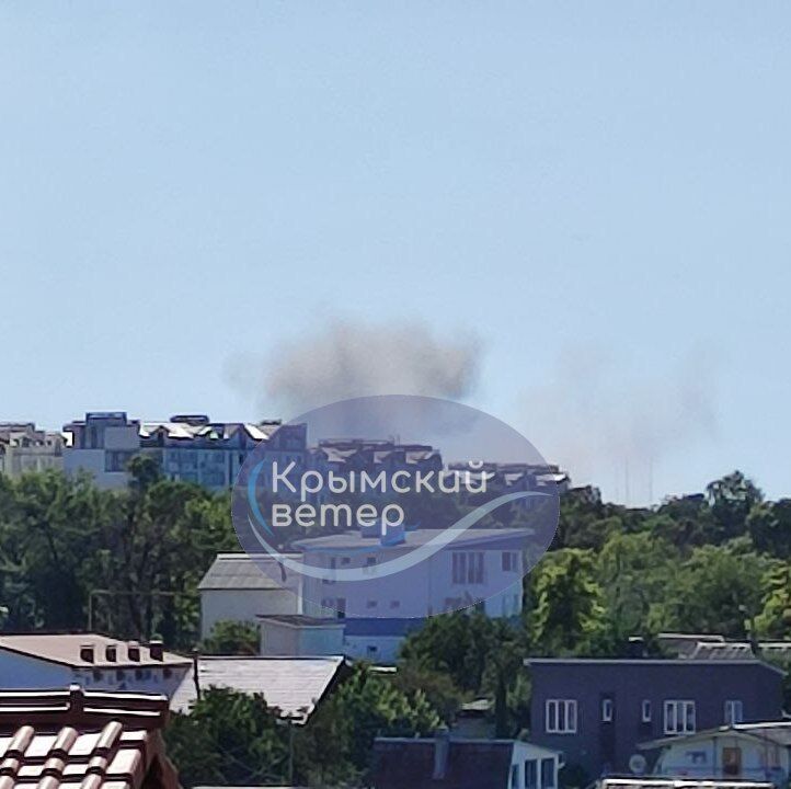 Поднялся черный дым: в Севастополе второй раз за день прогремели взрывы, нанесен удар по штабу ЧФ РФ. Фото