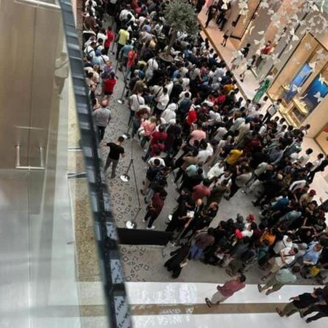 В мире началась истерия iPhone 15: в Дубае в первый день продаж устроили массовую потасовку. Видео