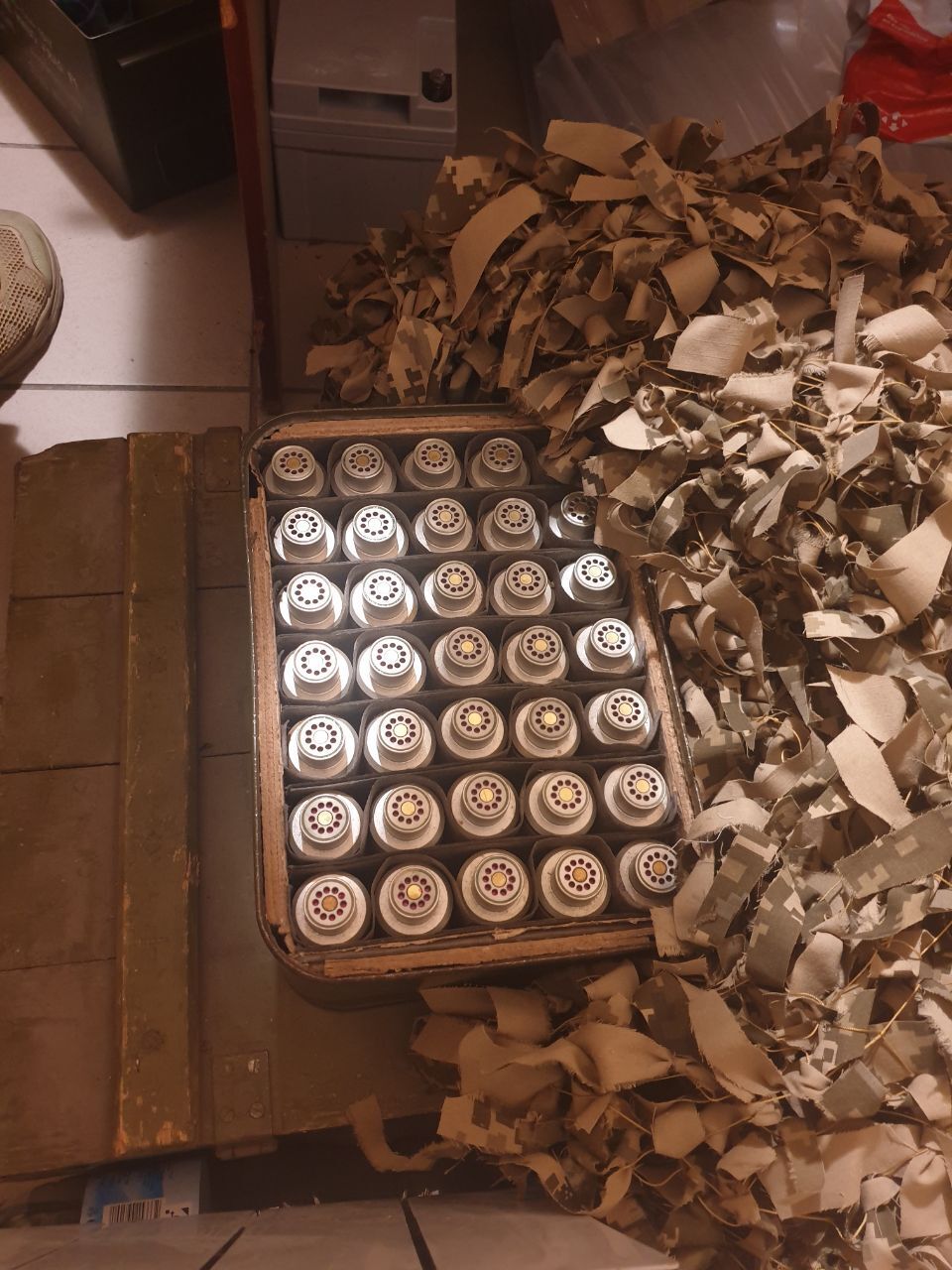 Более 6,5 тыс. патронов и десятки гранат: в Киевской области разоблачили военнослужащего, незаконно хранившего арсенал оружия. Фото