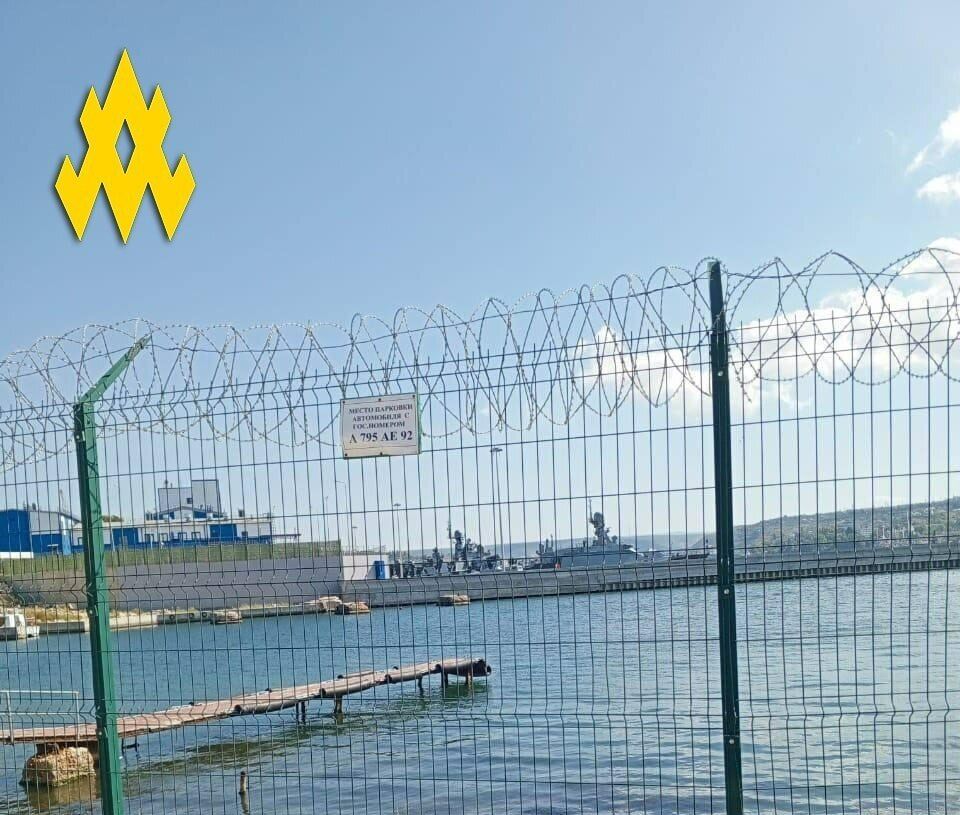 "У Криму вам ніде не сховатись": партизани "Атеш" показали розташування кораблів ЧФ у Севастопольській бухті. Фото