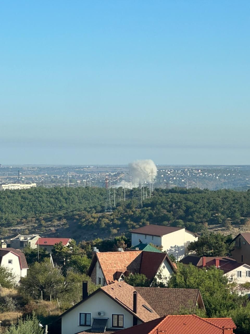 После взрыва в небо поднялся дым