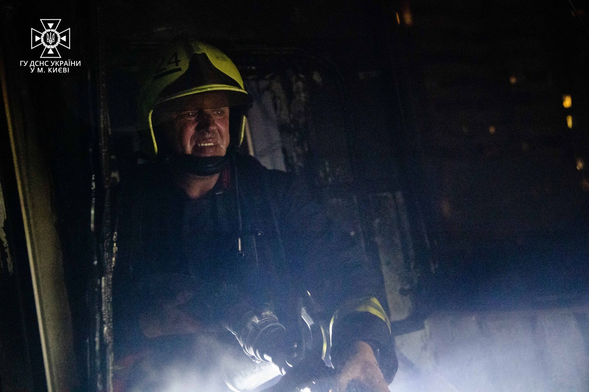 У Києві сталась пожежа в 16-поверховому будинку: рятувальники проводили евакуацію мешканців. Фото і подробиці