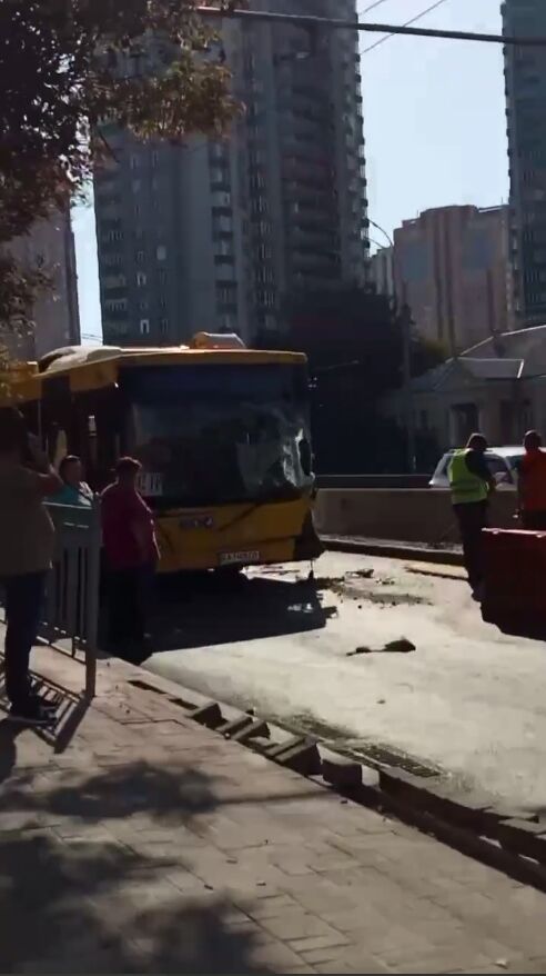 У Києві сталась аварія за участі автобуса та трактора. Фото і відео