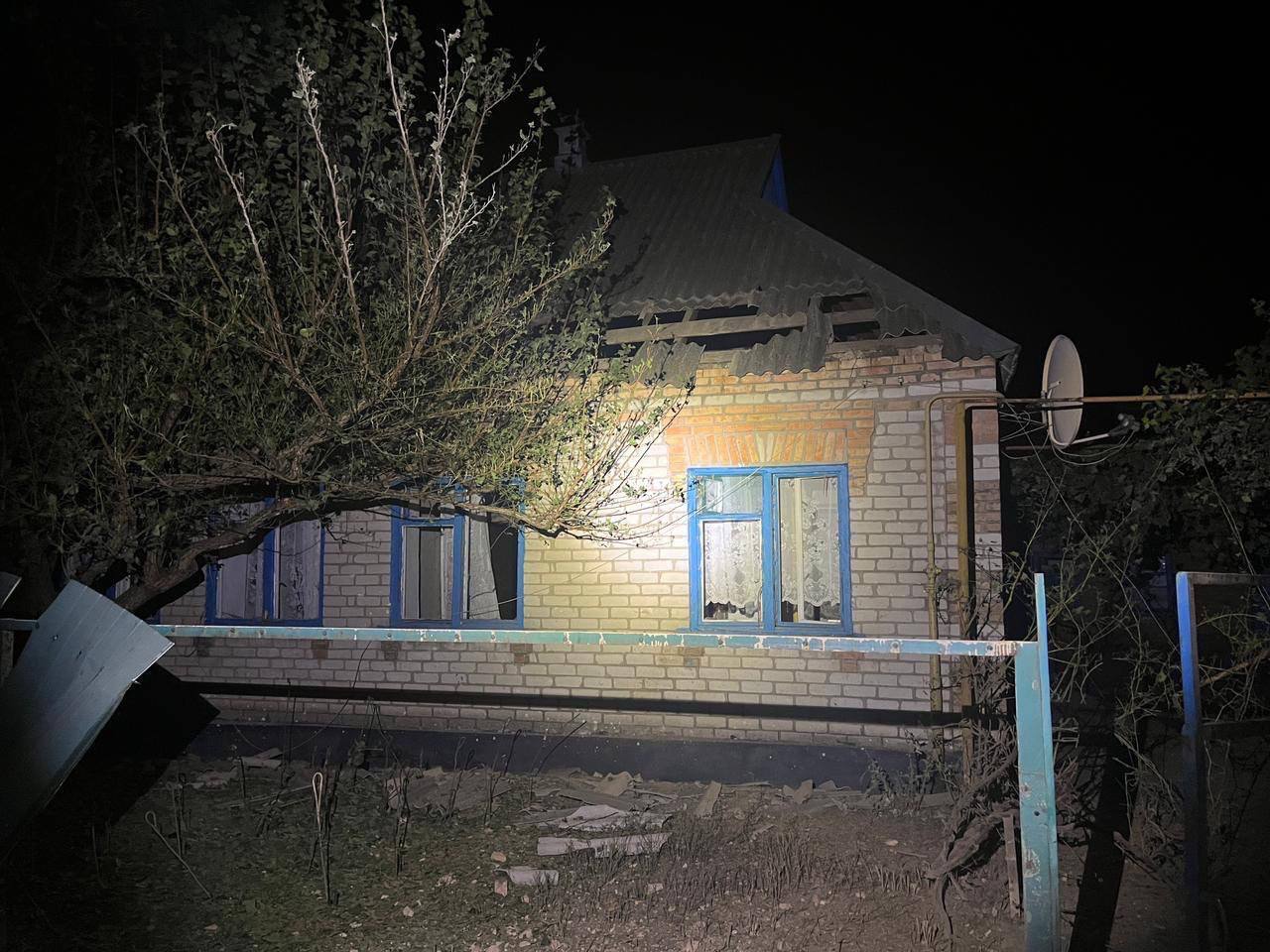 Росіяни вночі обстріляли Нікополь: пошкоджено дитсадок, є поранений. Фото