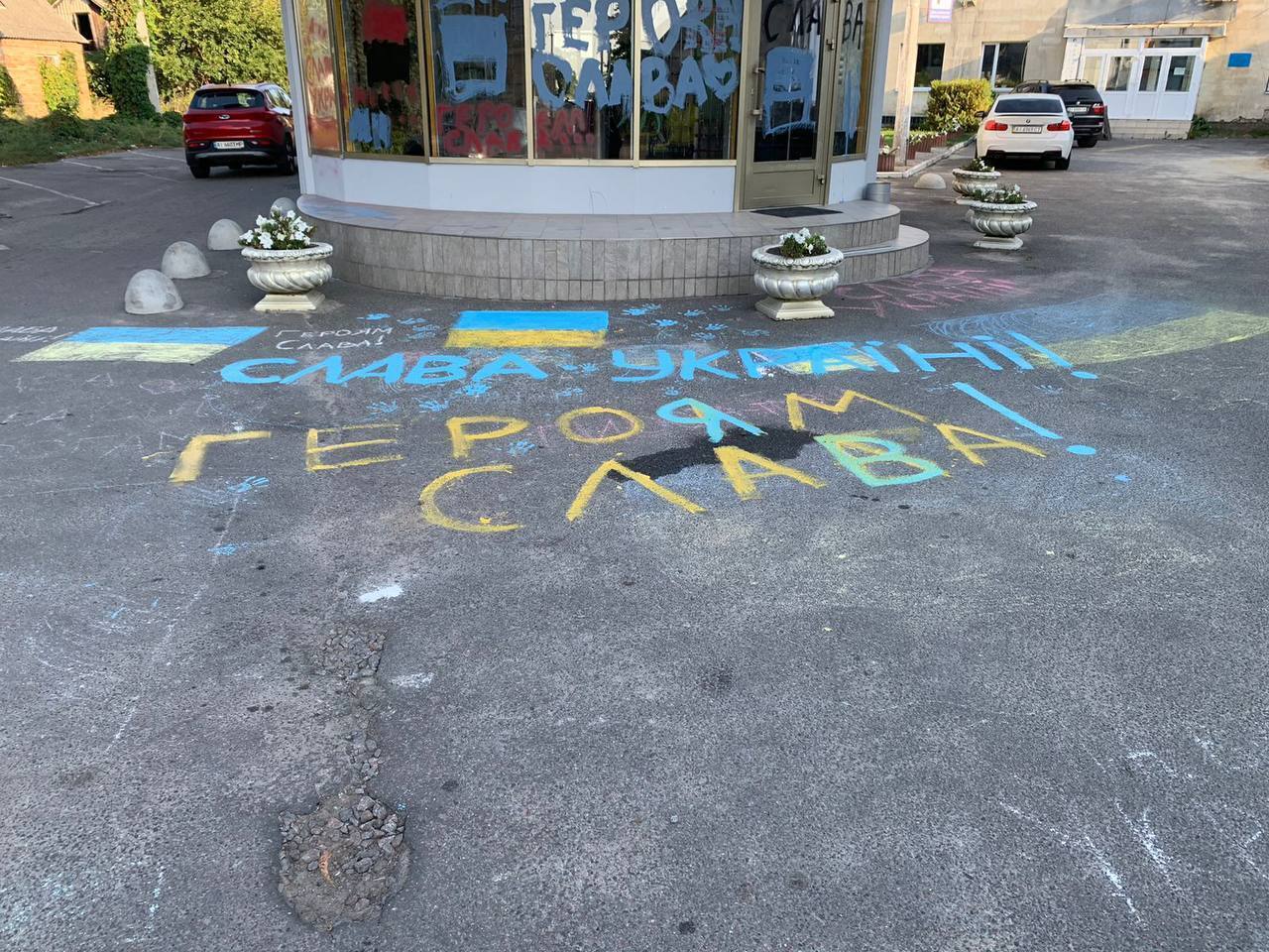 На Киевщине разразился скандал из-за патриотических рисунков: владелица салона красоты открестилась, но ей "отплатили". Видео