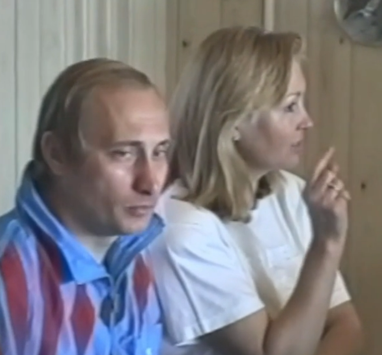 ЗМІ показали унікальне відео з коротуном Путіним, який приховує обличчя і жартує під час відпочинку в 90-х у Фінляндії