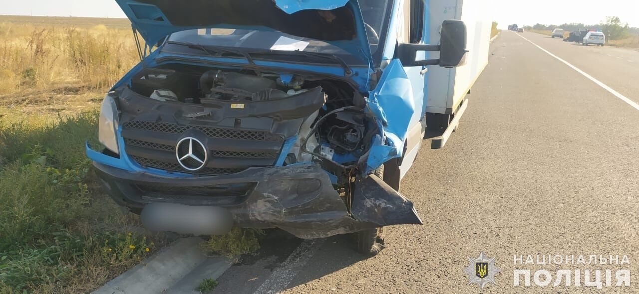 На Миколаївщині у потрійній ДТП загинули 21-річний водій та 19-річна пасажирка: є постраждалі. Фото 