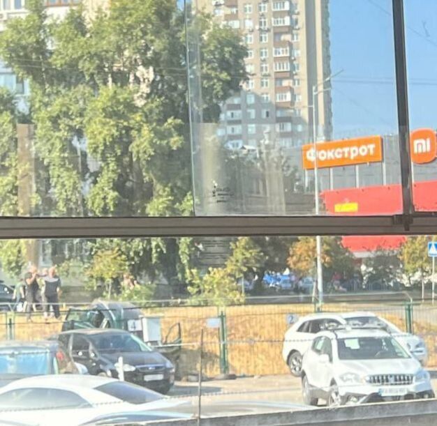 У Києві на Троєщині п’яний водій протаранив два легковики, а потів в’їхав у огорожу парковки. Фото